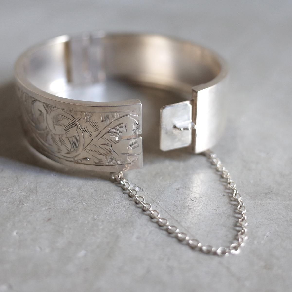 <img class='new_mark_img1' src='https://img.shop-pro.jp/img/new/icons13.gif' style='border:none;display:inline;margin:0px;padding:0px;width:auto;' />1965ǯ С ꡼ Х󥰥c.1965 Silver Leaf Bangle