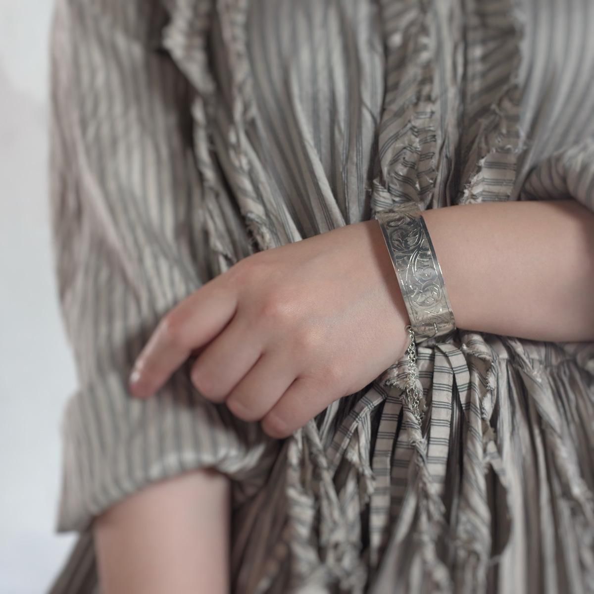 <img class='new_mark_img1' src='https://img.shop-pro.jp/img/new/icons13.gif' style='border:none;display:inline;margin:0px;padding:0px;width:auto;' />1965ǯ С ꡼ Х󥰥c.1965 Silver Leaf Bangle