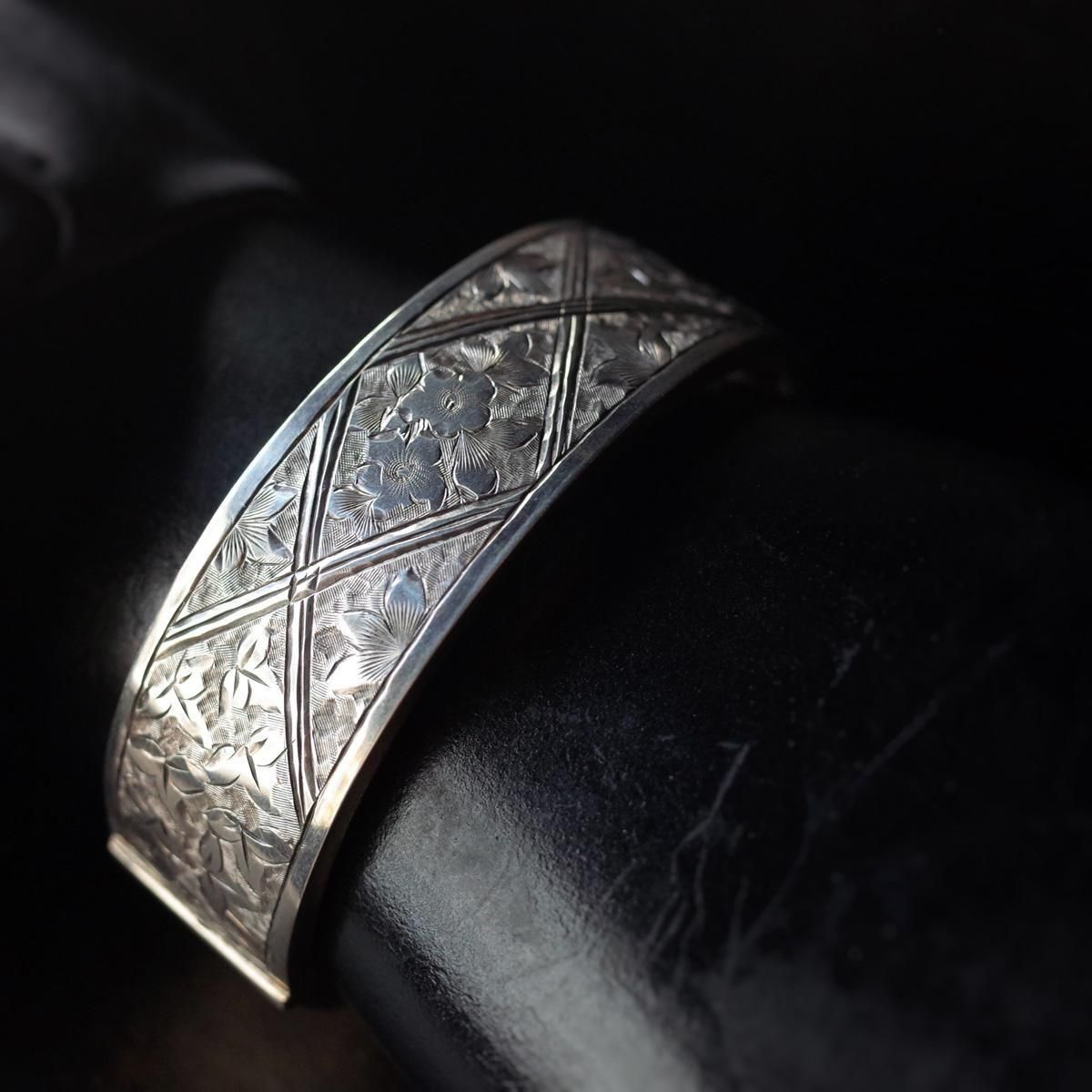 <img class='new_mark_img1' src='https://img.shop-pro.jp/img/new/icons13.gif' style='border:none;display:inline;margin:0px;padding:0px;width:auto;' />1884ǯ С  Х󥰥c.1884 Silver Flower Bangle