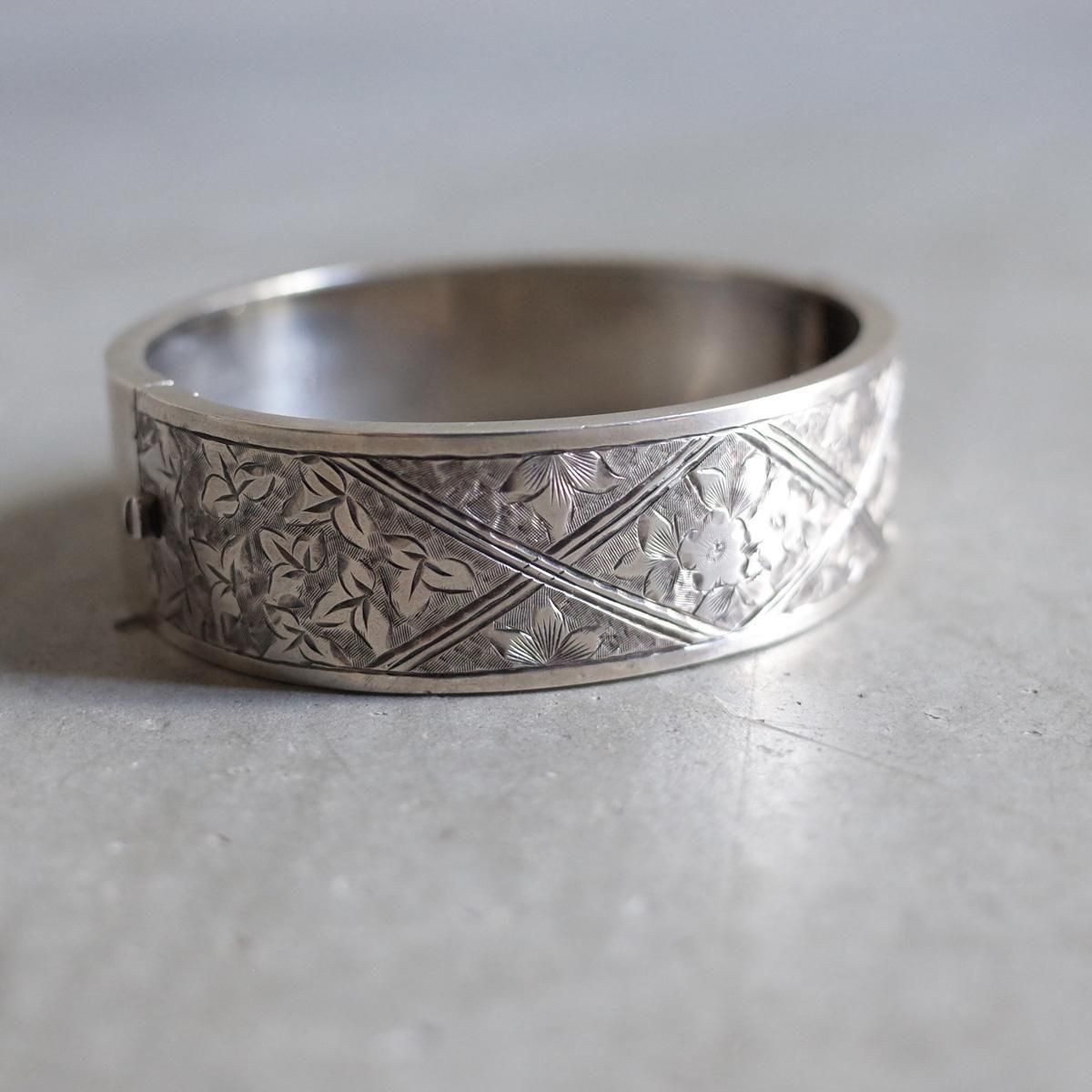 <img class='new_mark_img1' src='https://img.shop-pro.jp/img/new/icons13.gif' style='border:none;display:inline;margin:0px;padding:0px;width:auto;' />1884ǯ С  Х󥰥c.1884 Silver Flower Bangle