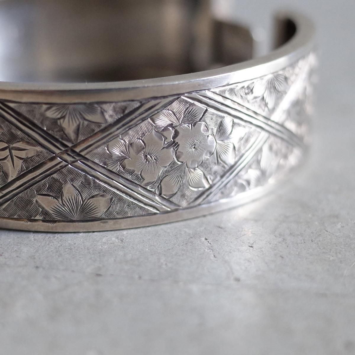 <img class='new_mark_img1' src='https://img.shop-pro.jp/img/new/icons13.gif' style='border:none;display:inline;margin:0px;padding:0px;width:auto;' />1884ǯ С  Х󥰥c.1884 Silver Flower Bangle