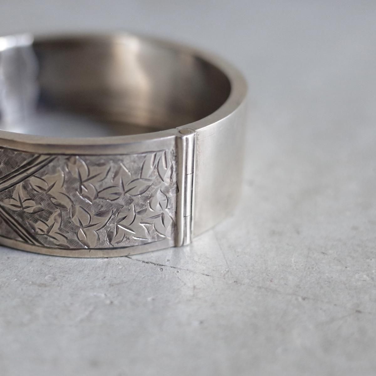 <img class='new_mark_img1' src='https://img.shop-pro.jp/img/new/icons13.gif' style='border:none;display:inline;margin:0px;padding:0px;width:auto;' />1884ǯ С  Х󥰥c.1884 Silver Flower Bangle