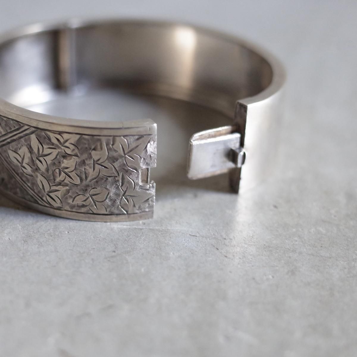 1884年 シルバー 花模様 バングル（c.1884 Silver Flower Bangle