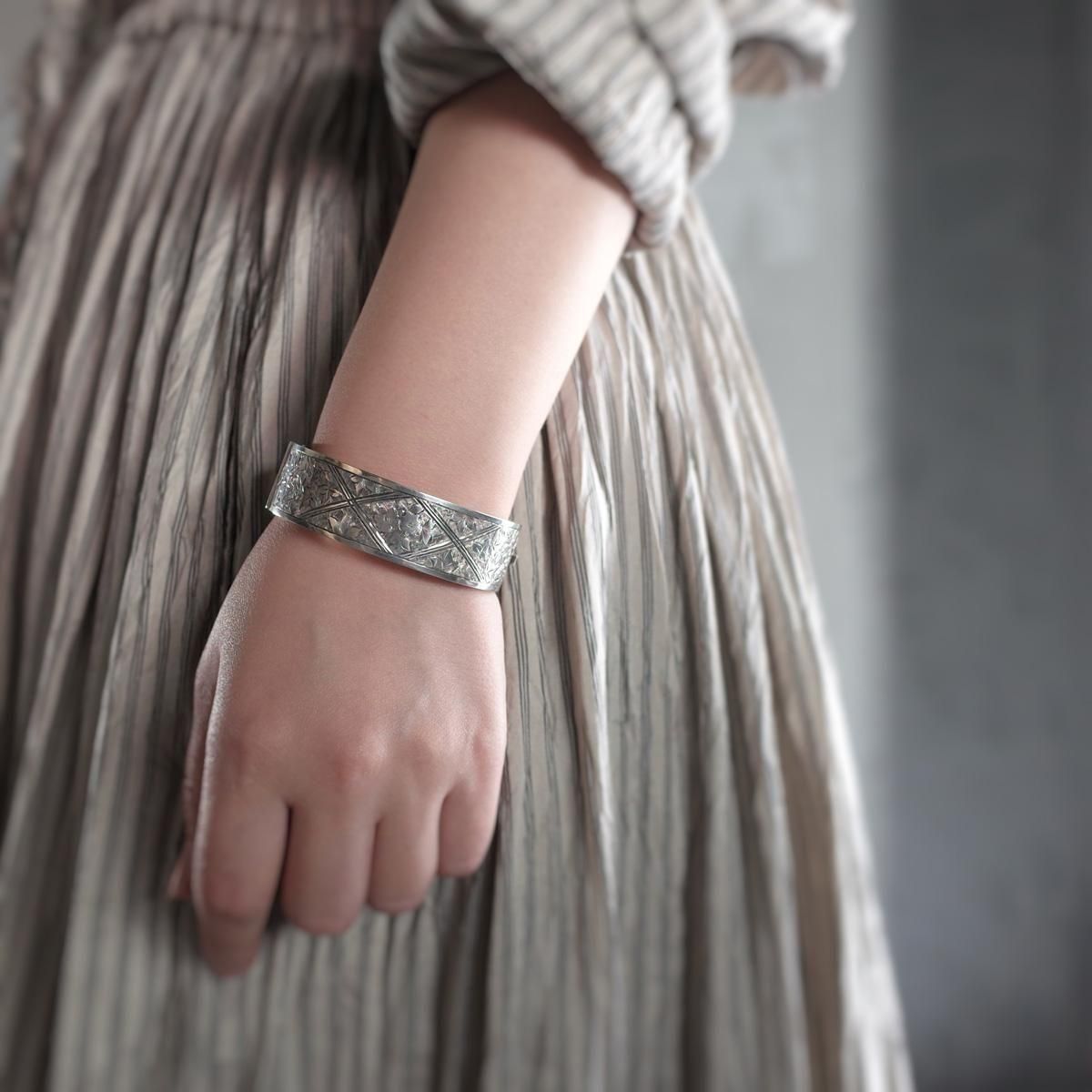 シルバー 花模様 バングル　ビンテージバングル 1884年 シルバー 花模様 バングル（c.1884 Silver Flower Bangle