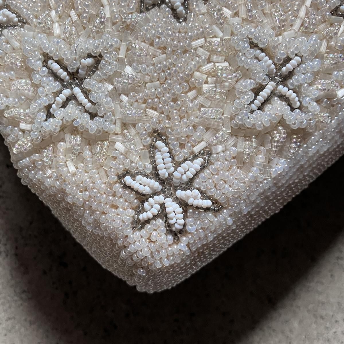 ヴィンテージ ホワイトベージュ フローラルモチーフ ビーズバッグ