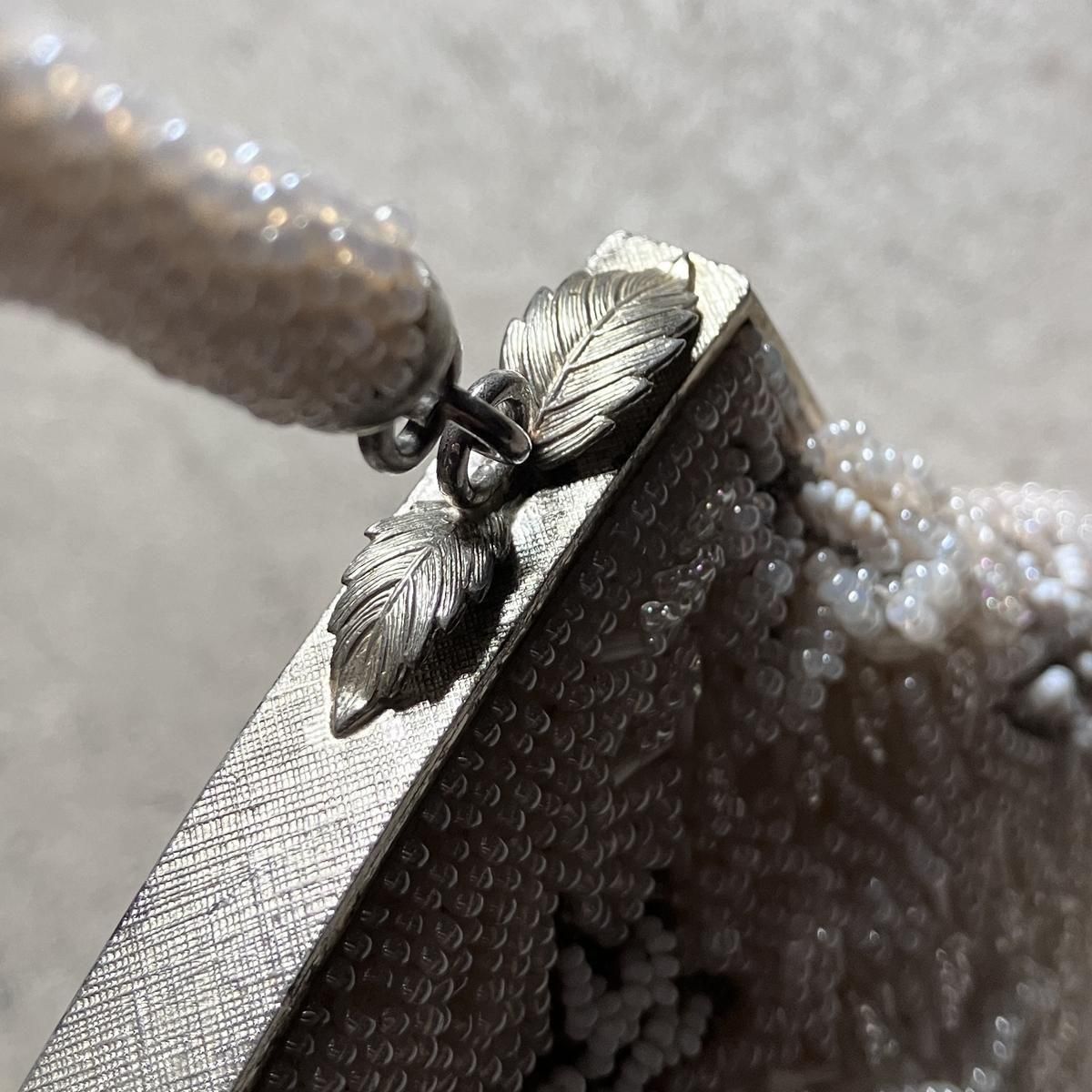 ヴィンテージ ホワイトベージュ フローラルモチーフ ビーズバッグ