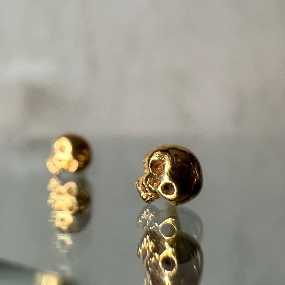 <img class='new_mark_img1' src='https://img.shop-pro.jp/img/new/icons13.gif' style='border:none;display:inline;margin:0px;padding:0px;width:auto;' />momocreatura Micro Skull Stud Earrings Goldʥ⥯ꥢ ޥ åԥ  ɡ