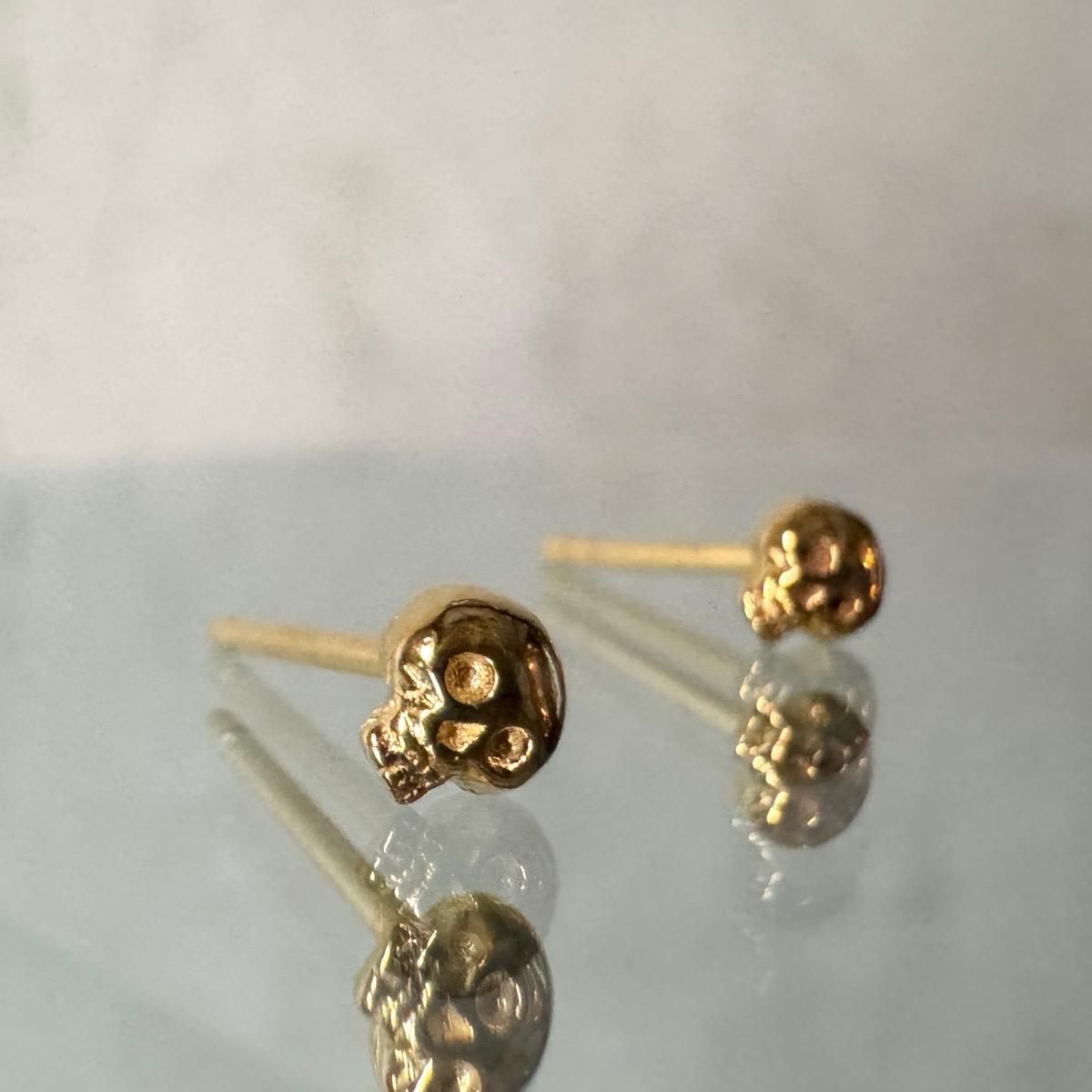 <img class='new_mark_img1' src='https://img.shop-pro.jp/img/new/icons13.gif' style='border:none;display:inline;margin:0px;padding:0px;width:auto;' />momocreatura Micro Skull Stud Earrings Goldʥ⥯ꥢ ޥ åԥ  ɡ