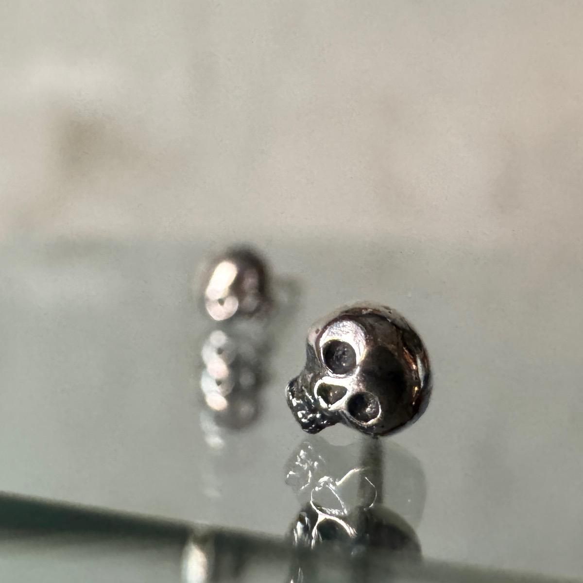<img class='new_mark_img1' src='https://img.shop-pro.jp/img/new/icons13.gif' style='border:none;display:inline;margin:0px;padding:0px;width:auto;' />momocreatura Micro Skull Studs Earrings Silverʥ⥯ꥢ ޥ åԥ С 