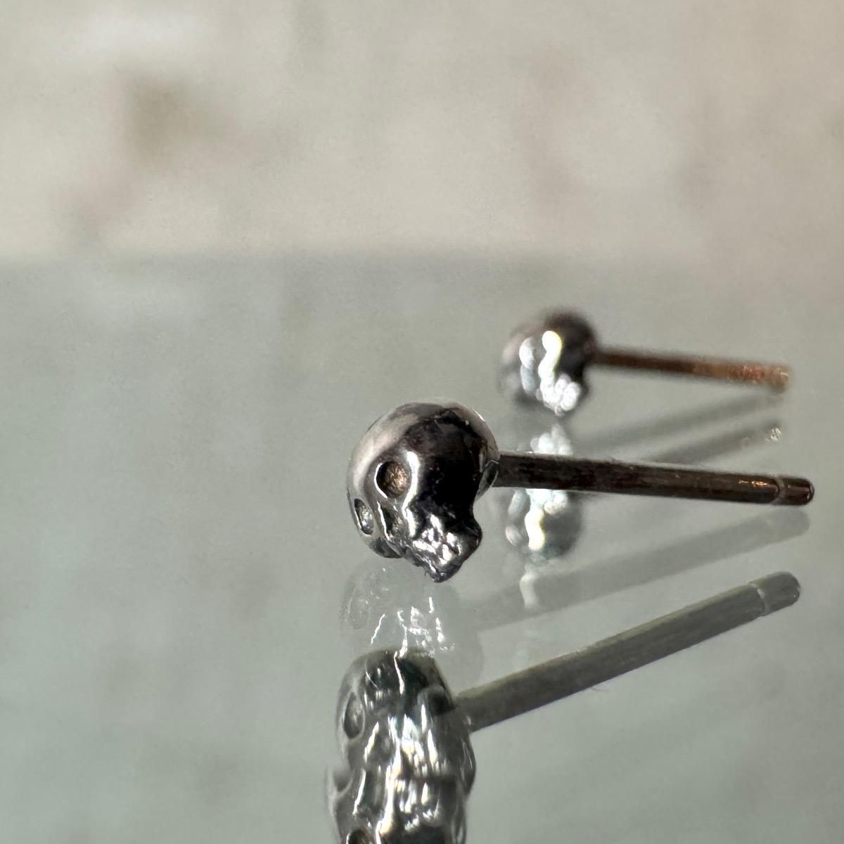 <img class='new_mark_img1' src='https://img.shop-pro.jp/img/new/icons13.gif' style='border:none;display:inline;margin:0px;padding:0px;width:auto;' />momocreatura Micro Skull Studs Earrings Silverʥ⥯ꥢ ޥ åԥ С 