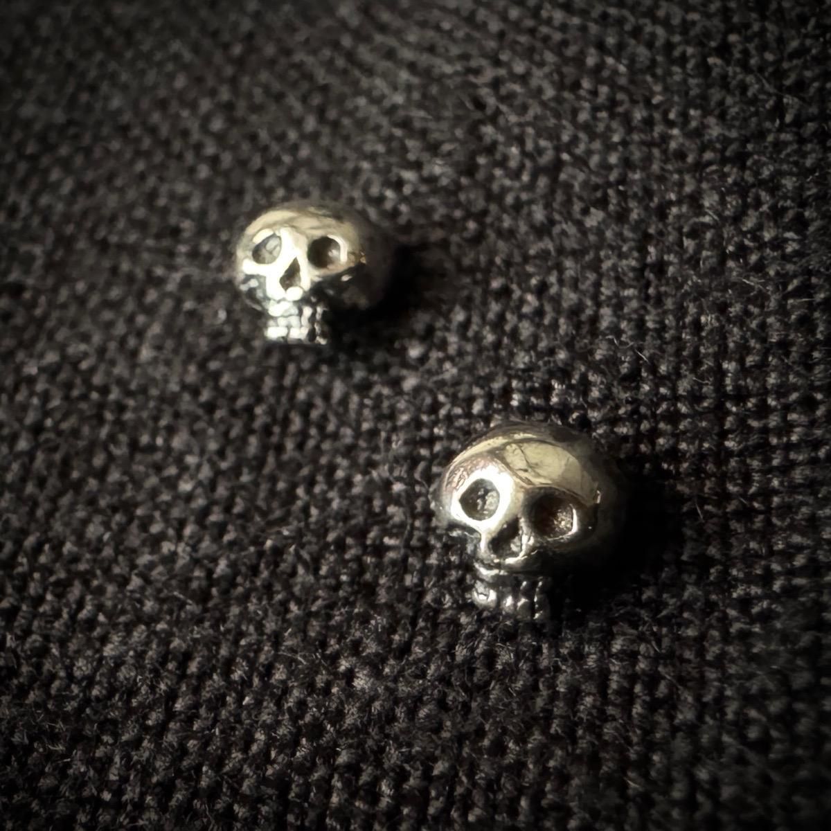 <img class='new_mark_img1' src='https://img.shop-pro.jp/img/new/icons13.gif' style='border:none;display:inline;margin:0px;padding:0px;width:auto;' />momocreatura Micro Skull Studs Earrings Silverʥ⥯ꥢ ޥ åԥ С 