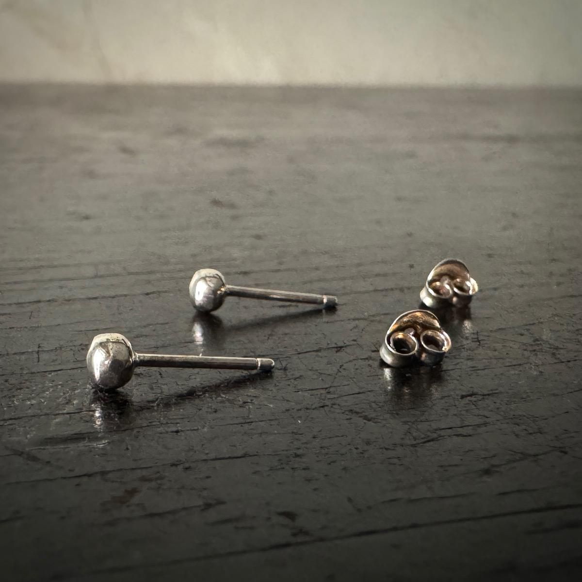 <img class='new_mark_img1' src='https://img.shop-pro.jp/img/new/icons13.gif' style='border:none;display:inline;margin:0px;padding:0px;width:auto;' />momocreatura Micro Skull Studs Earrings Silverʥ⥯ꥢ ޥ åԥ С 