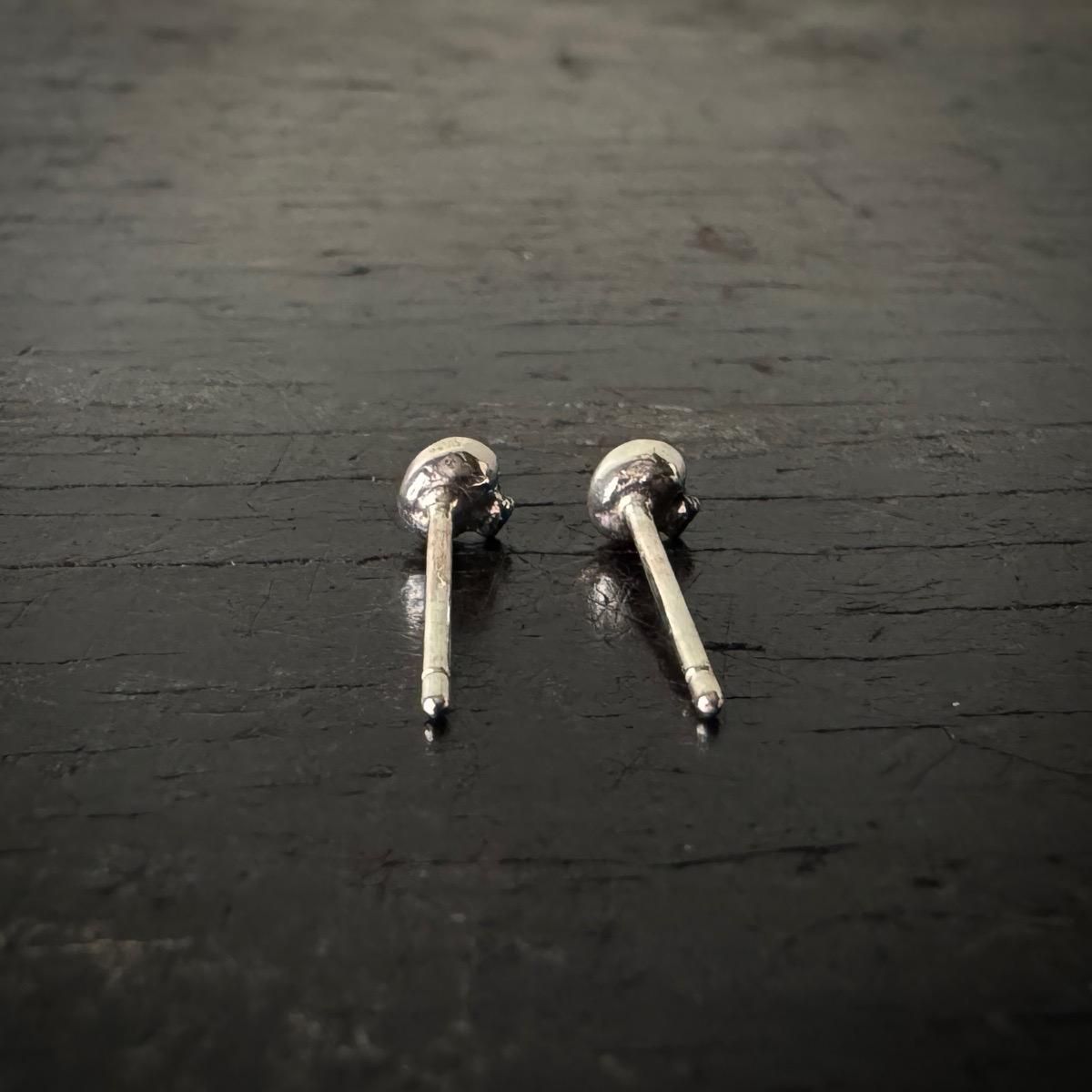 <img class='new_mark_img1' src='https://img.shop-pro.jp/img/new/icons13.gif' style='border:none;display:inline;margin:0px;padding:0px;width:auto;' />momocreatura Micro Skull Studs Earrings Silverʥ⥯ꥢ ޥ åԥ С 