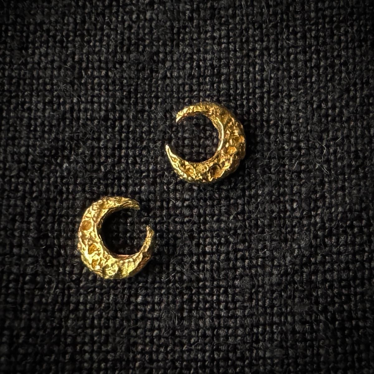 <img class='new_mark_img1' src='https://img.shop-pro.jp/img/new/icons13.gif' style='border:none;display:inline;margin:0px;padding:0px;width:auto;' />momocreatura Micro Crescent Moon Stud Earrings Goldʥ⥯ꥢ ޥԥ ɡ