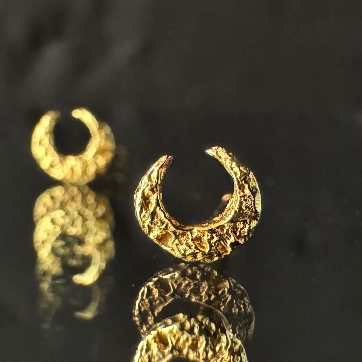 <img class='new_mark_img1' src='https://img.shop-pro.jp/img/new/icons13.gif' style='border:none;display:inline;margin:0px;padding:0px;width:auto;' />momocreatura Micro Crescent Moon Stud Earrings Goldʥ⥯ꥢ ޥԥ ɡ
