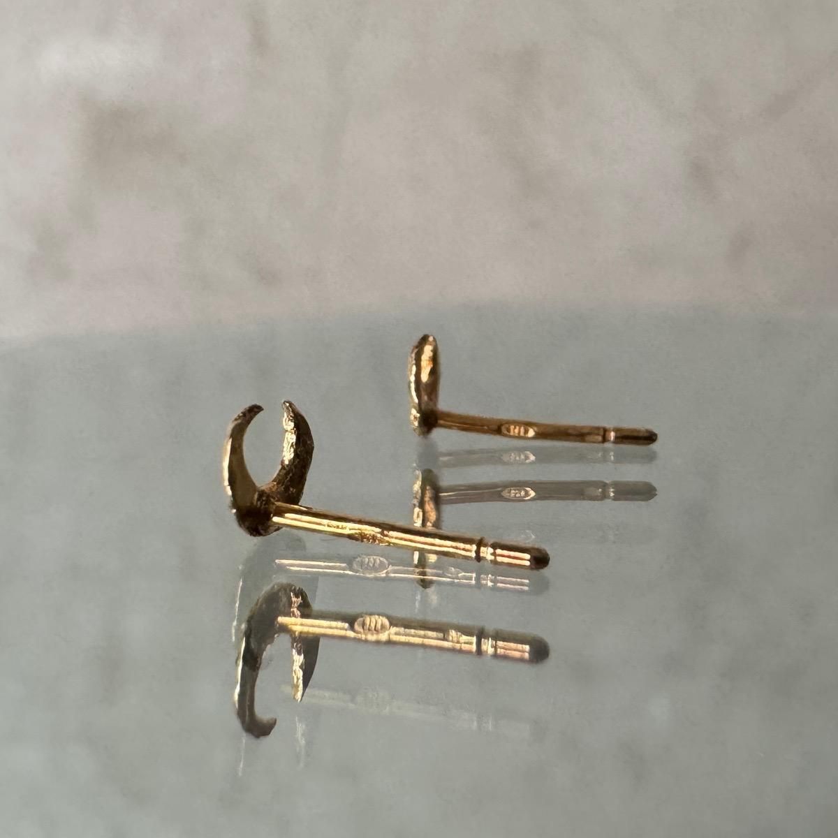 <img class='new_mark_img1' src='https://img.shop-pro.jp/img/new/icons13.gif' style='border:none;display:inline;margin:0px;padding:0px;width:auto;' />momocreatura Micro Crescent Moon Stud Earrings Goldʥ⥯ꥢ ޥԥ ɡ