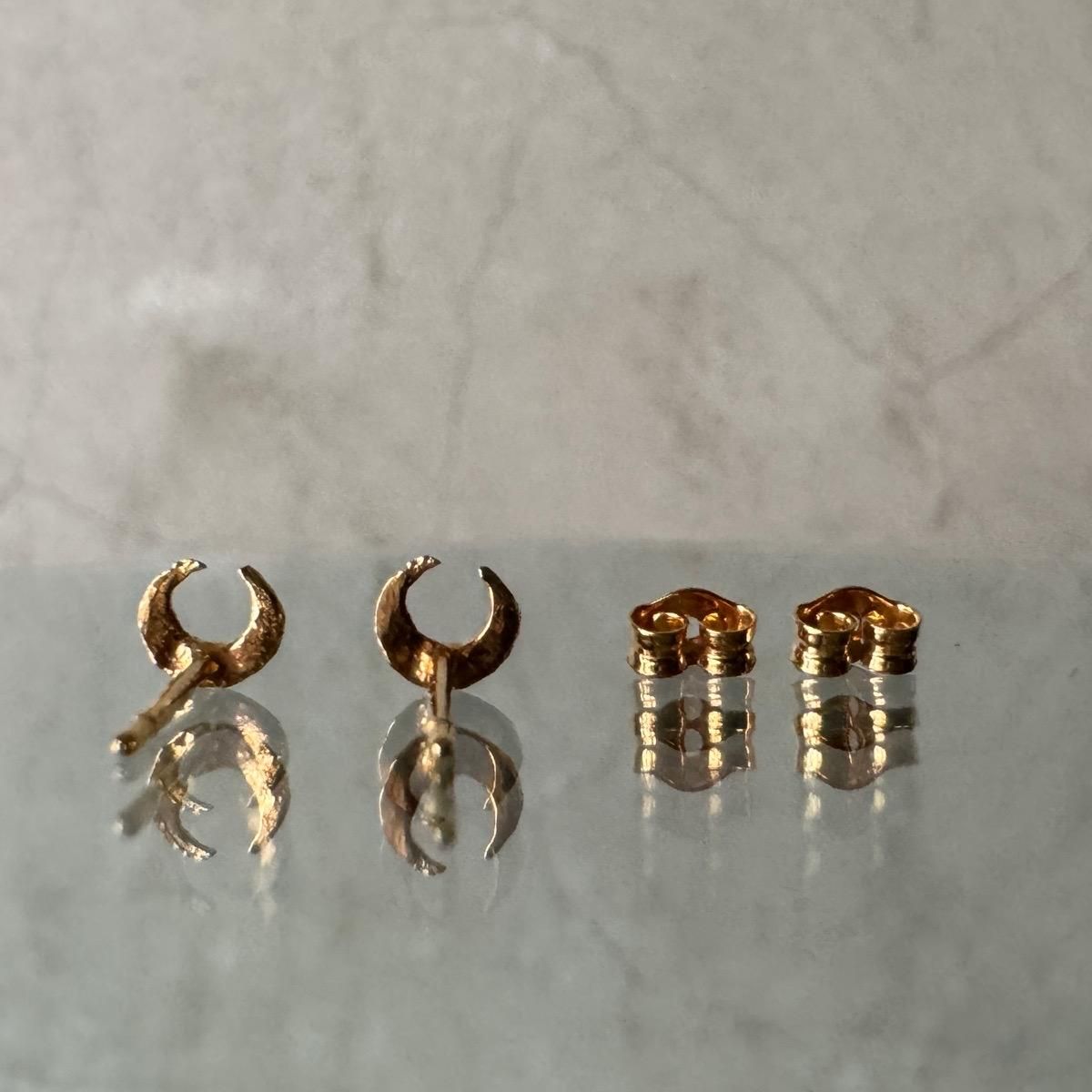 <img class='new_mark_img1' src='https://img.shop-pro.jp/img/new/icons13.gif' style='border:none;display:inline;margin:0px;padding:0px;width:auto;' />momocreatura Micro Crescent Moon Stud Earrings Goldʥ⥯ꥢ ޥԥ ɡ
