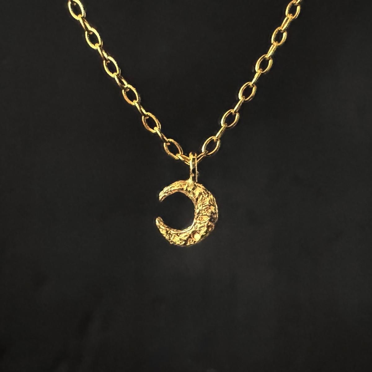 momocreatura Micro Crescent Moon Necklace Gold（モモクリアチュラ