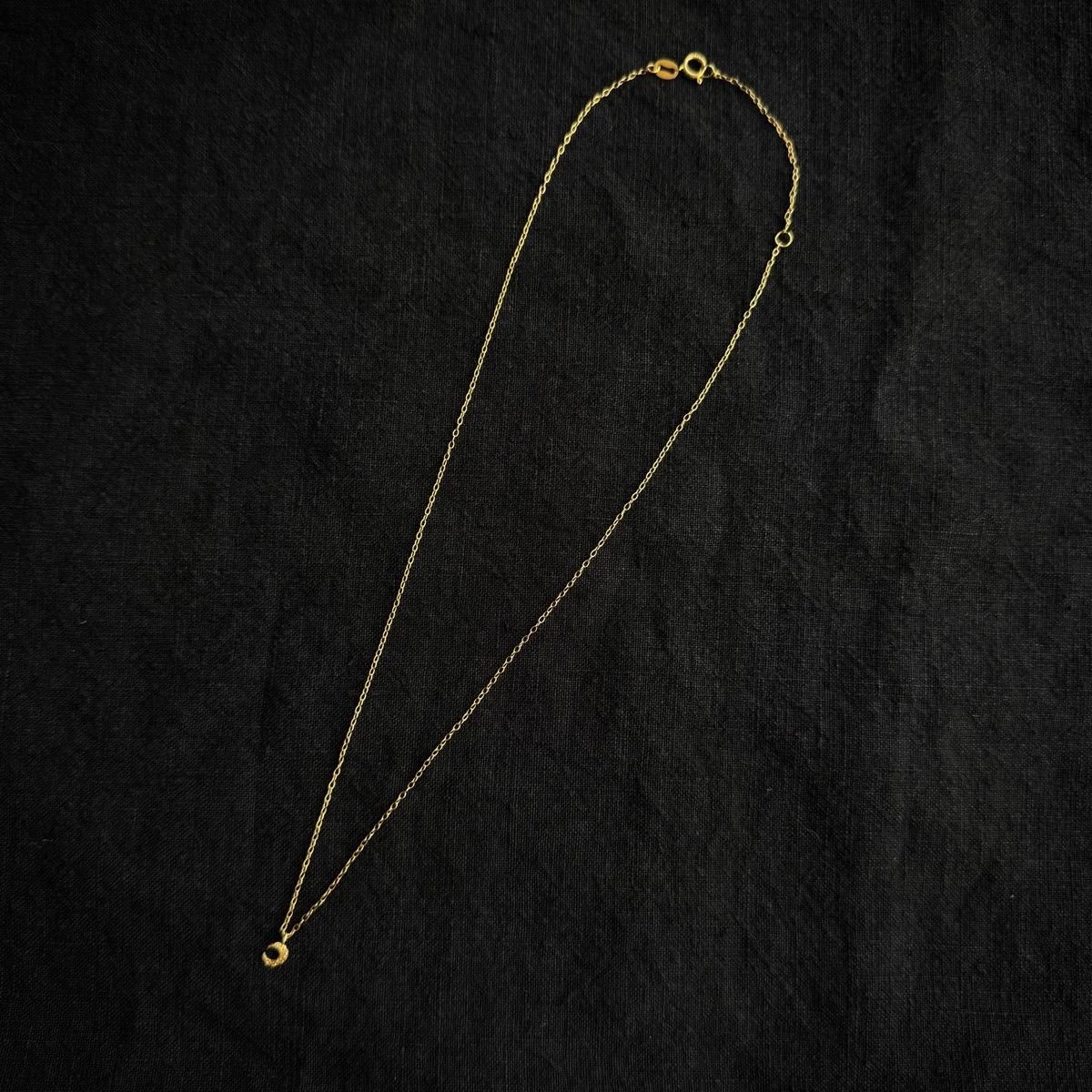 <img class='new_mark_img1' src='https://img.shop-pro.jp/img/new/icons13.gif' style='border:none;display:inline;margin:0px;padding:0px;width:auto;' />momocreatura Micro Crescent Moon Necklace Goldʥ⥯ꥢ ޥ ͥå쥹 ɡ