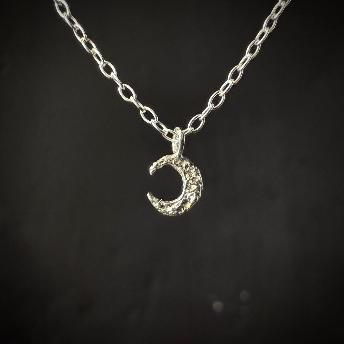 <img class='new_mark_img1' src='https://img.shop-pro.jp/img/new/icons13.gif' style='border:none;display:inline;margin:0px;padding:0px;width:auto;' />momocreatura Micro Crescent Moon Necklace Goldʥ⥯ꥢ ޥ ͥå쥹 С