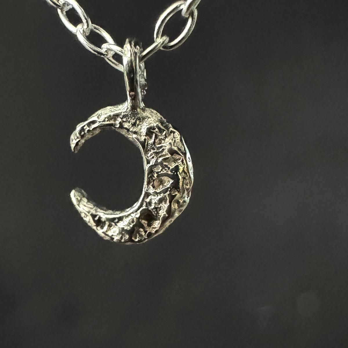 <img class='new_mark_img1' src='https://img.shop-pro.jp/img/new/icons13.gif' style='border:none;display:inline;margin:0px;padding:0px;width:auto;' />momocreatura Micro Crescent Moon Necklace Goldʥ⥯ꥢ ޥ ͥå쥹 С