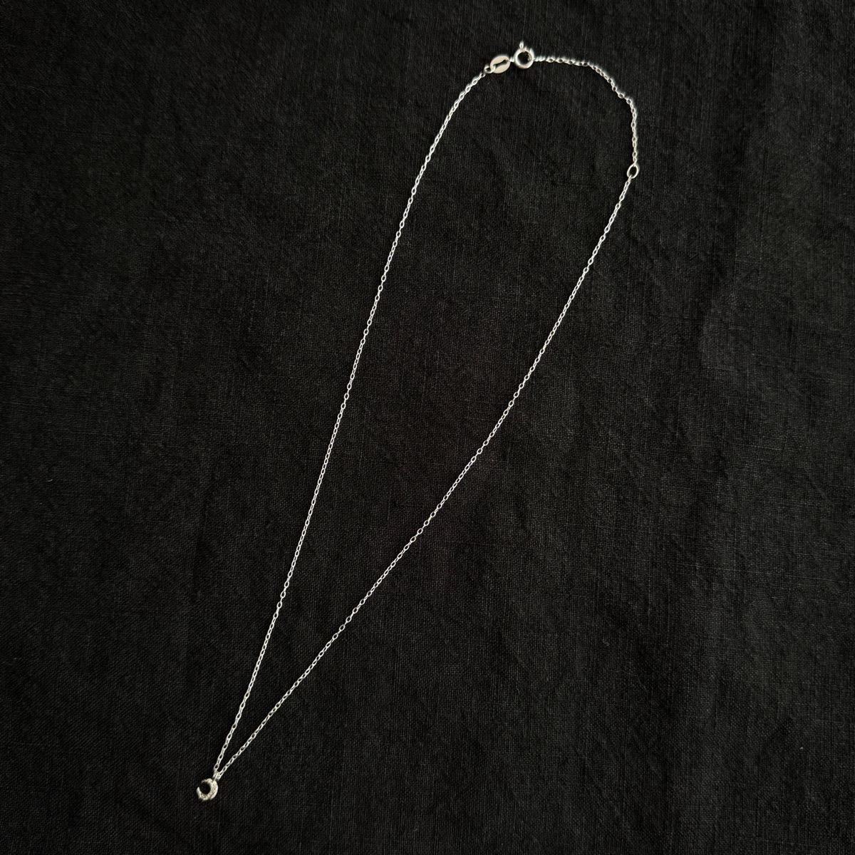 <img class='new_mark_img1' src='https://img.shop-pro.jp/img/new/icons13.gif' style='border:none;display:inline;margin:0px;padding:0px;width:auto;' />momocreatura Micro Crescent Moon Necklace Goldʥ⥯ꥢ ޥ ͥå쥹 С
