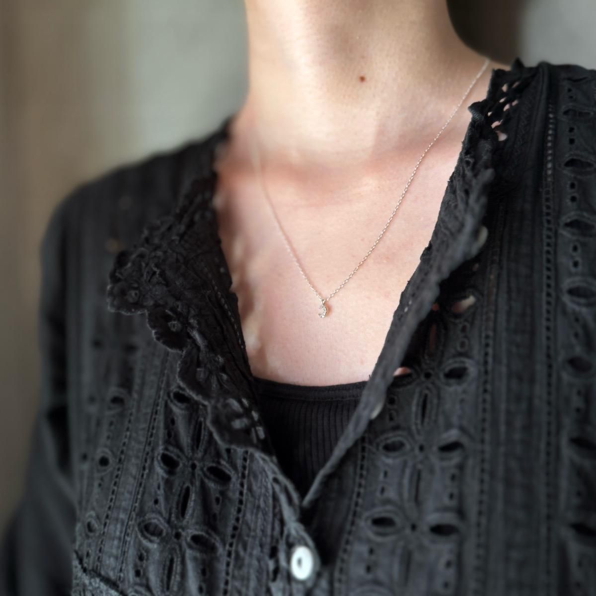 <img class='new_mark_img1' src='https://img.shop-pro.jp/img/new/icons13.gif' style='border:none;display:inline;margin:0px;padding:0px;width:auto;' />momocreatura Micro Crescent Moon Necklace Goldʥ⥯ꥢ ޥ ͥå쥹 С