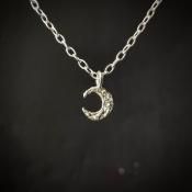 <img class='new_mark_img1' src='https://img.shop-pro.jp/img/new/icons13.gif' style='border:none;display:inline;margin:0px;padding:0px;width:auto;' />momocreatura Micro Crescent Moon Necklace Goldʥ⥯ꥢ ޥ ͥå쥹 С
