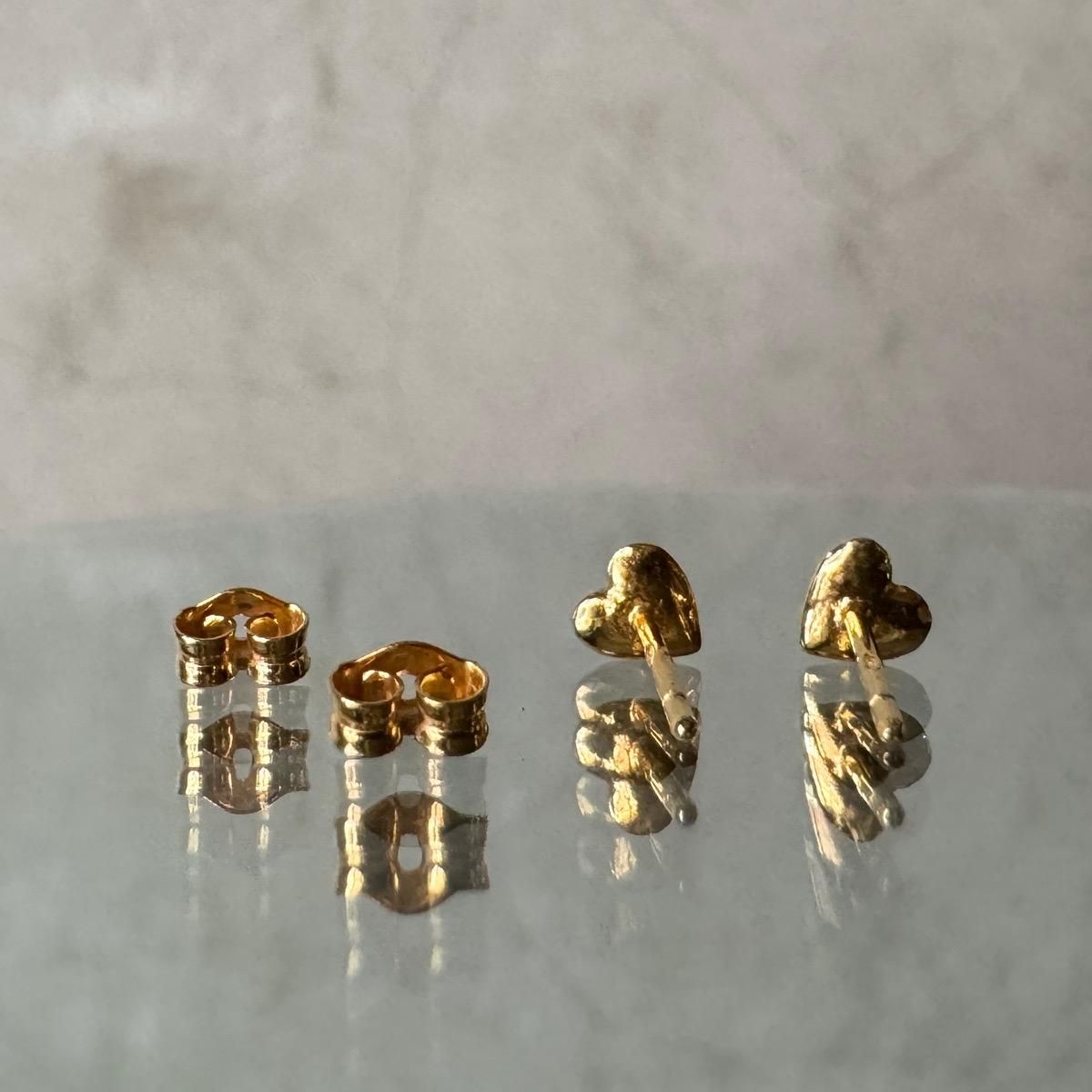 <img class='new_mark_img1' src='https://img.shop-pro.jp/img/new/icons13.gif' style='border:none;display:inline;margin:0px;padding:0px;width:auto;' />momocreatura Tiny Heart Stud Earrings Goldʥ⥯ꥢ ˡϡ åԥ ɡ