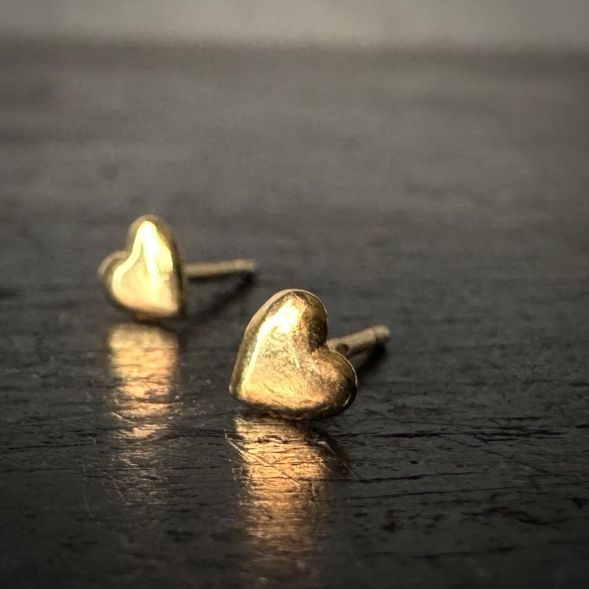 <img class='new_mark_img1' src='https://img.shop-pro.jp/img/new/icons13.gif' style='border:none;display:inline;margin:0px;padding:0px;width:auto;' />momocreatura Tiny Heart Stud Earrings Goldʥ⥯ꥢ ˡϡ åԥ ɡ
