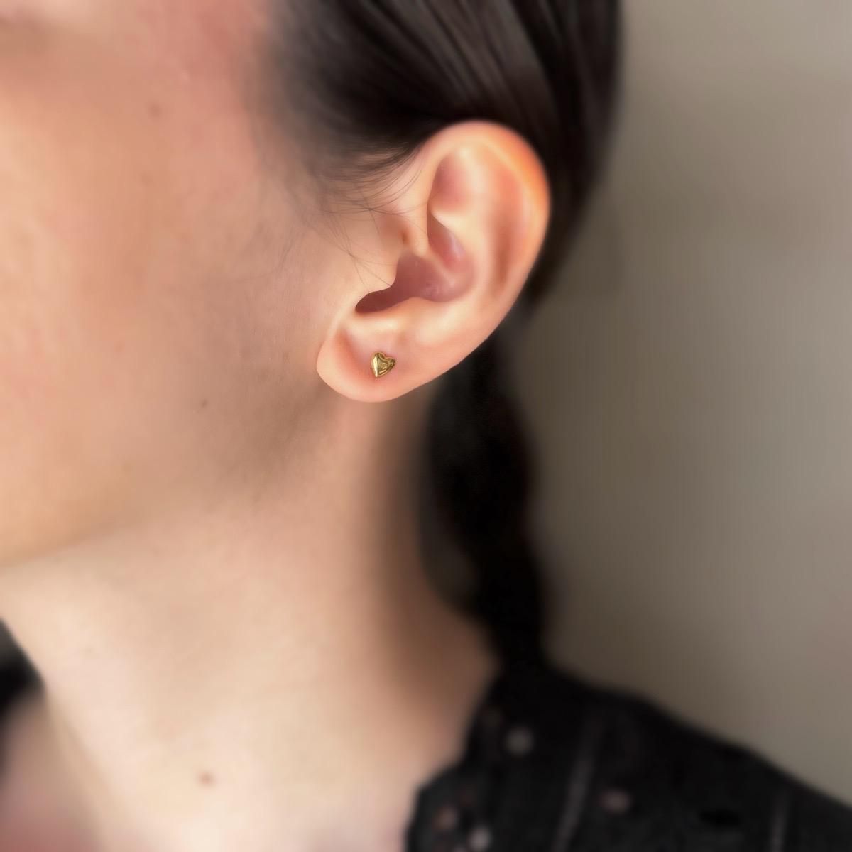 <img class='new_mark_img1' src='https://img.shop-pro.jp/img/new/icons13.gif' style='border:none;display:inline;margin:0px;padding:0px;width:auto;' />momocreatura Tiny Heart Stud Earrings Goldʥ⥯ꥢ ˡϡ åԥ ɡ