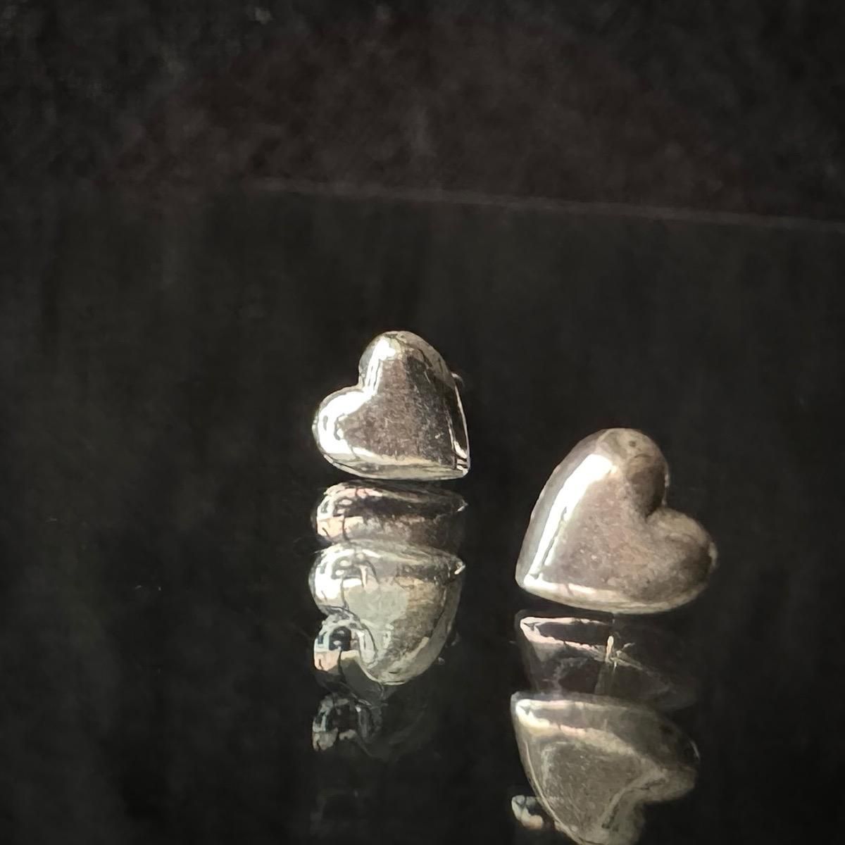 <img class='new_mark_img1' src='https://img.shop-pro.jp/img/new/icons13.gif' style='border:none;display:inline;margin:0px;padding:0px;width:auto;' />momocreatura Tiny Heart Stud Earrings Goldʥ⥯ꥢ ˡϡ åԥ С
