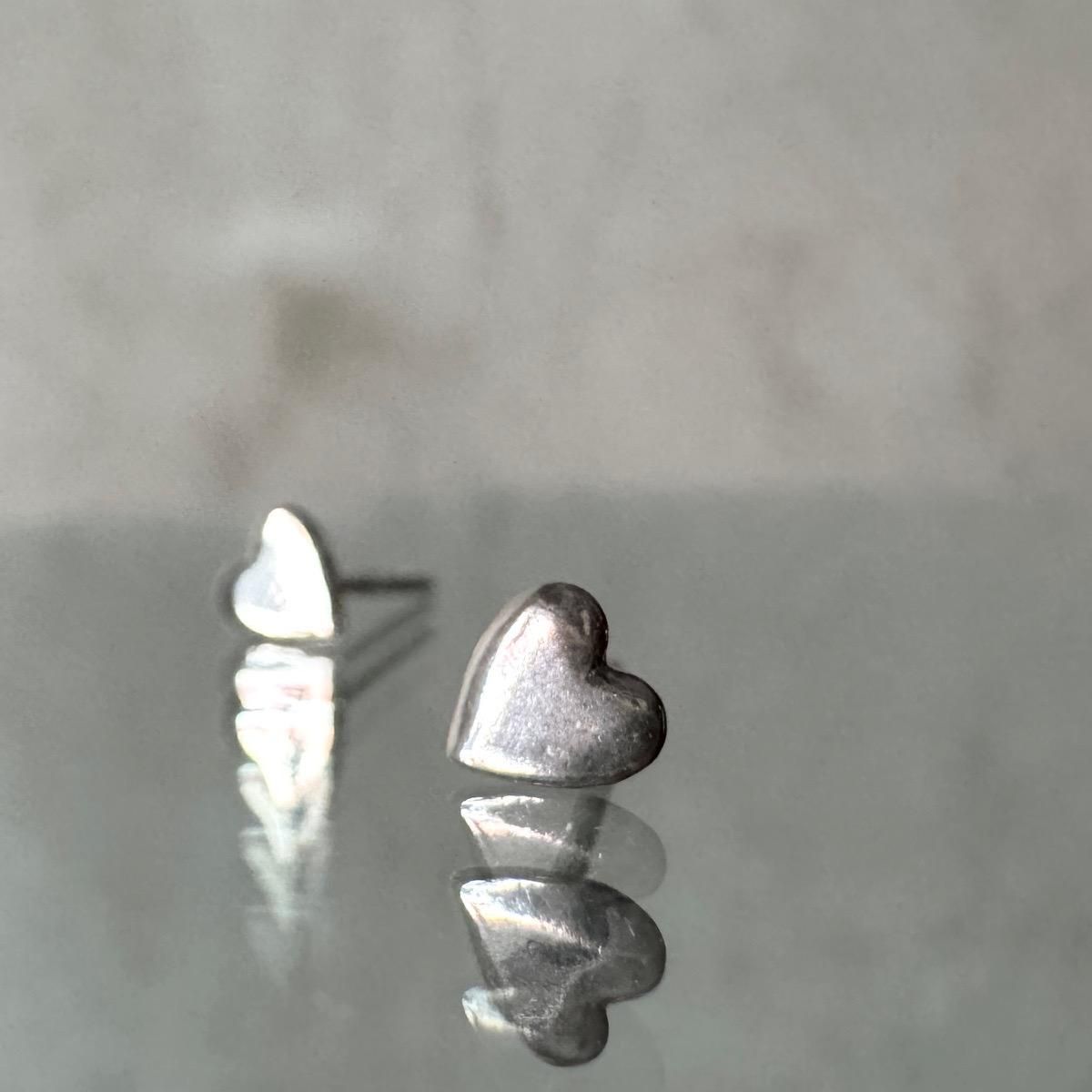 <img class='new_mark_img1' src='https://img.shop-pro.jp/img/new/icons13.gif' style='border:none;display:inline;margin:0px;padding:0px;width:auto;' />momocreatura Tiny Heart Stud Earrings Goldʥ⥯ꥢ ˡϡ åԥ С