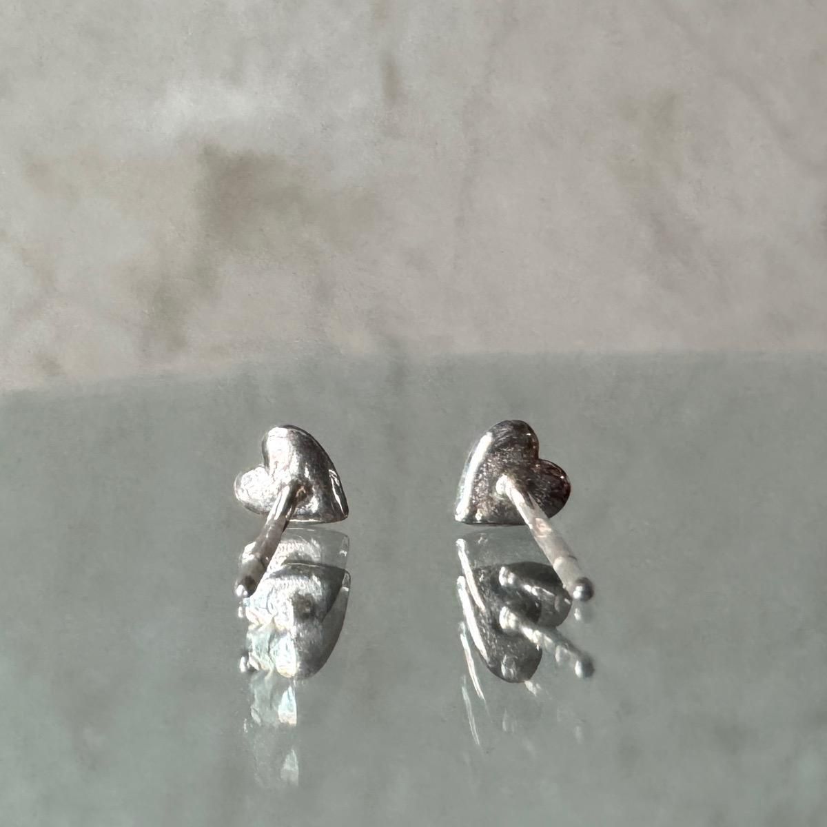 <img class='new_mark_img1' src='https://img.shop-pro.jp/img/new/icons13.gif' style='border:none;display:inline;margin:0px;padding:0px;width:auto;' />momocreatura Tiny Heart Stud Earrings Goldʥ⥯ꥢ ˡϡ åԥ С