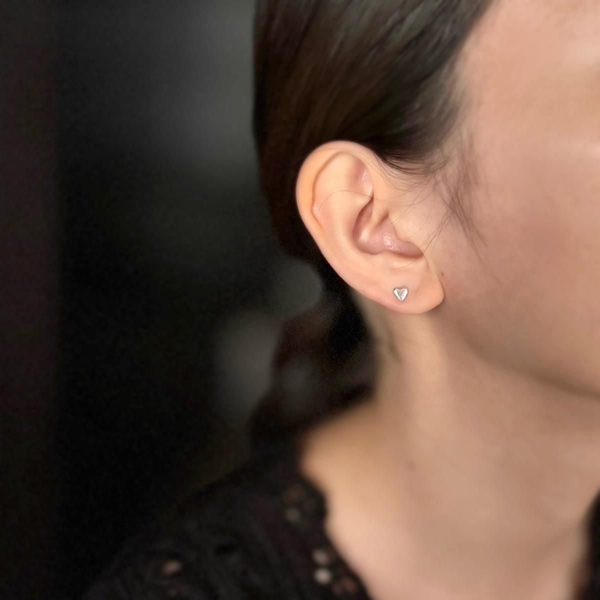<img class='new_mark_img1' src='https://img.shop-pro.jp/img/new/icons13.gif' style='border:none;display:inline;margin:0px;padding:0px;width:auto;' />momocreatura Tiny Heart Stud Earrings Goldʥ⥯ꥢ ˡϡ åԥ С