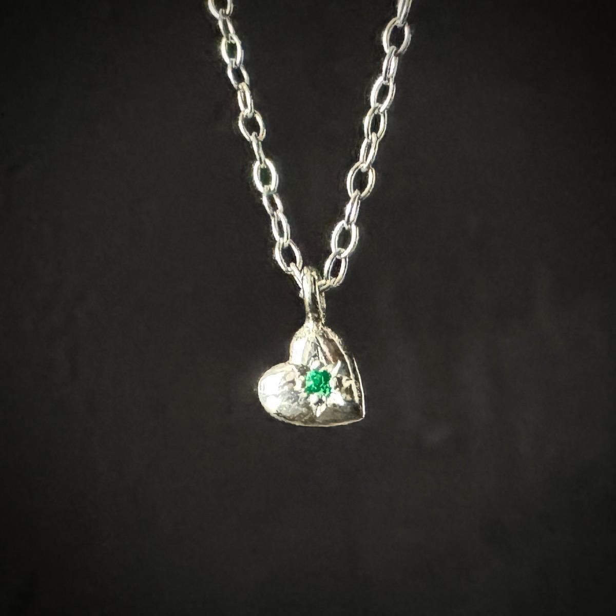 <img class='new_mark_img1' src='https://img.shop-pro.jp/img/new/icons13.gif' style='border:none;display:inline;margin:0px;padding:0px;width:auto;' />momocreatura Tiny Heart Necklace Silver  Emeraldʥ⥯ꥢ ϡ ͥå쥹 Сߥ 