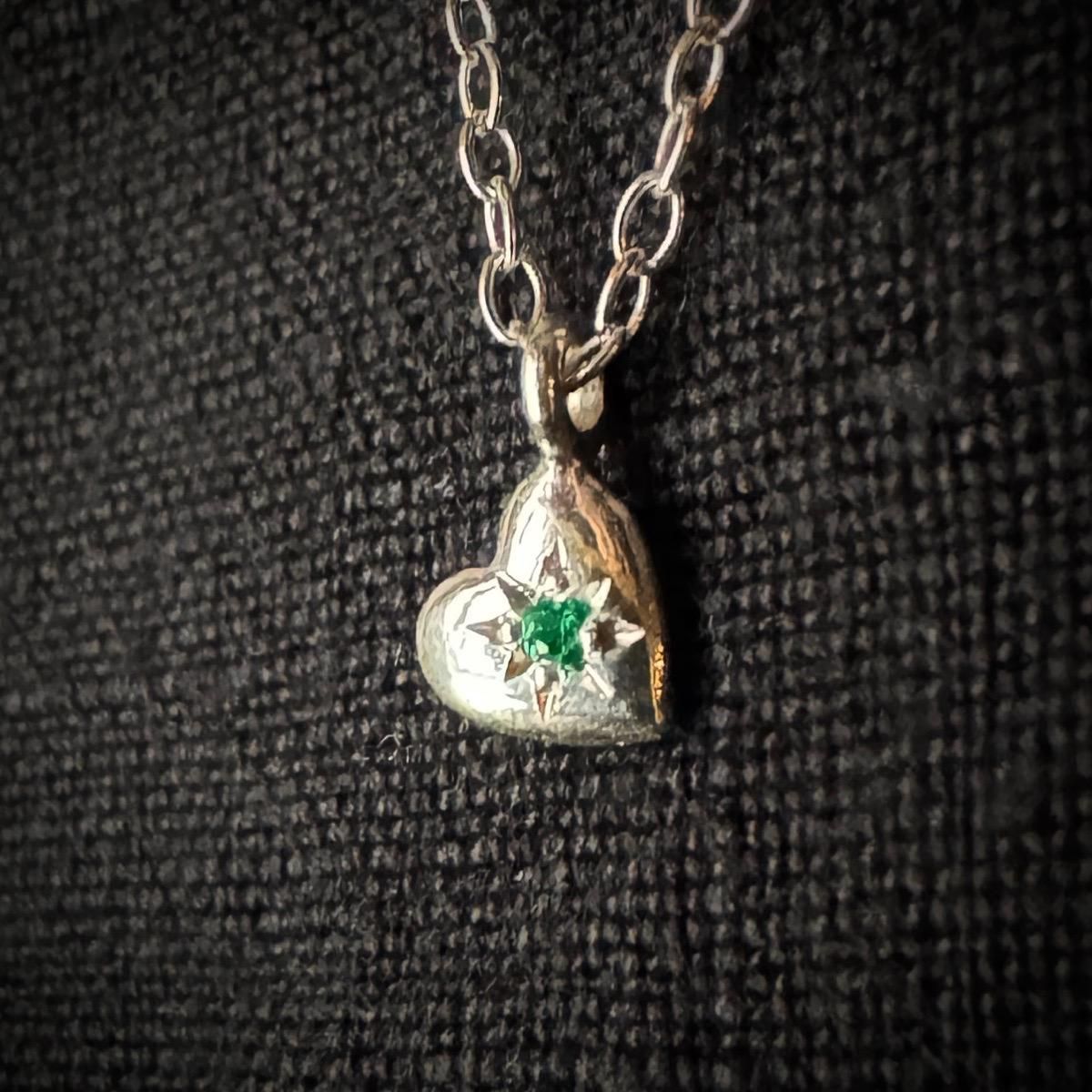 <img class='new_mark_img1' src='https://img.shop-pro.jp/img/new/icons13.gif' style='border:none;display:inline;margin:0px;padding:0px;width:auto;' />momocreatura Tiny Heart Necklace Silver  Emeraldʥ⥯ꥢ ϡ ͥå쥹 Сߥ 