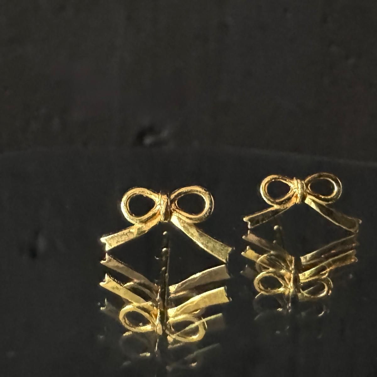 <img class='new_mark_img1' src='https://img.shop-pro.jp/img/new/icons13.gif' style='border:none;display:inline;margin:0px;padding:0px;width:auto;' />momocreatura Tiny bow Stud Earrings Goldʥ⥯ꥢ ˡܥ åԥ ɡ