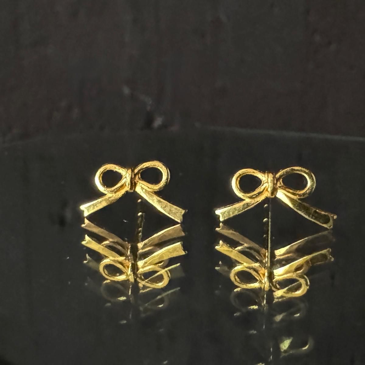 <img class='new_mark_img1' src='https://img.shop-pro.jp/img/new/icons13.gif' style='border:none;display:inline;margin:0px;padding:0px;width:auto;' />momocreatura Tiny bow Stud Earrings Goldʥ⥯ꥢ ˡܥ åԥ ɡ