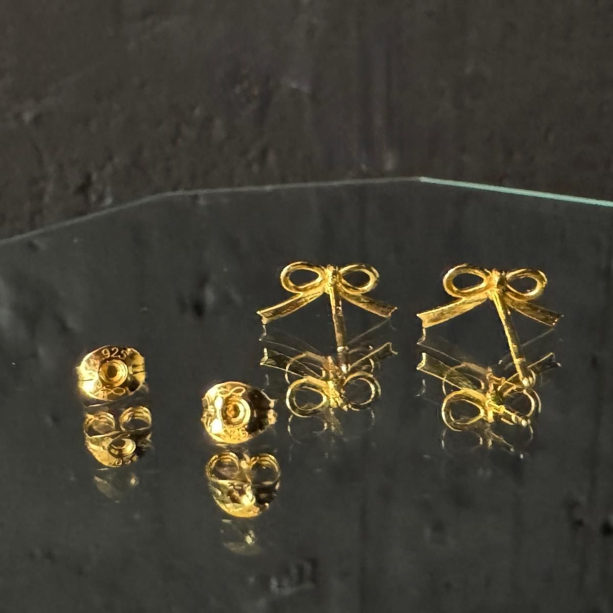 <img class='new_mark_img1' src='https://img.shop-pro.jp/img/new/icons13.gif' style='border:none;display:inline;margin:0px;padding:0px;width:auto;' />momocreatura Tiny bow Stud Earrings Goldʥ⥯ꥢ ˡܥ åԥ ɡ