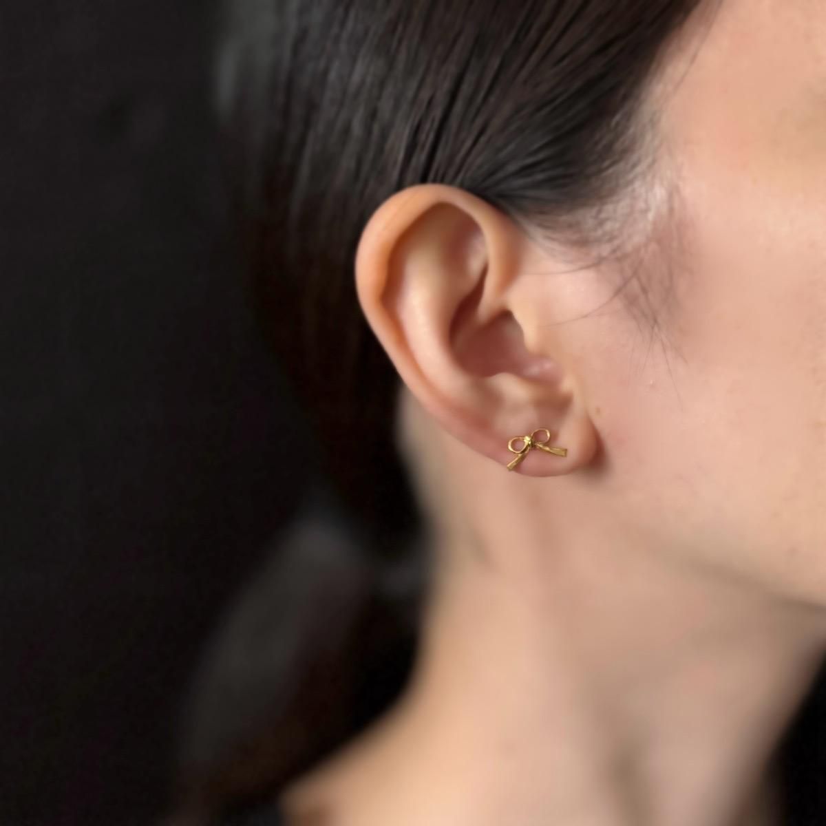 <img class='new_mark_img1' src='https://img.shop-pro.jp/img/new/icons13.gif' style='border:none;display:inline;margin:0px;padding:0px;width:auto;' />momocreatura Tiny bow Stud Earrings Goldʥ⥯ꥢ ˡܥ åԥ ɡ