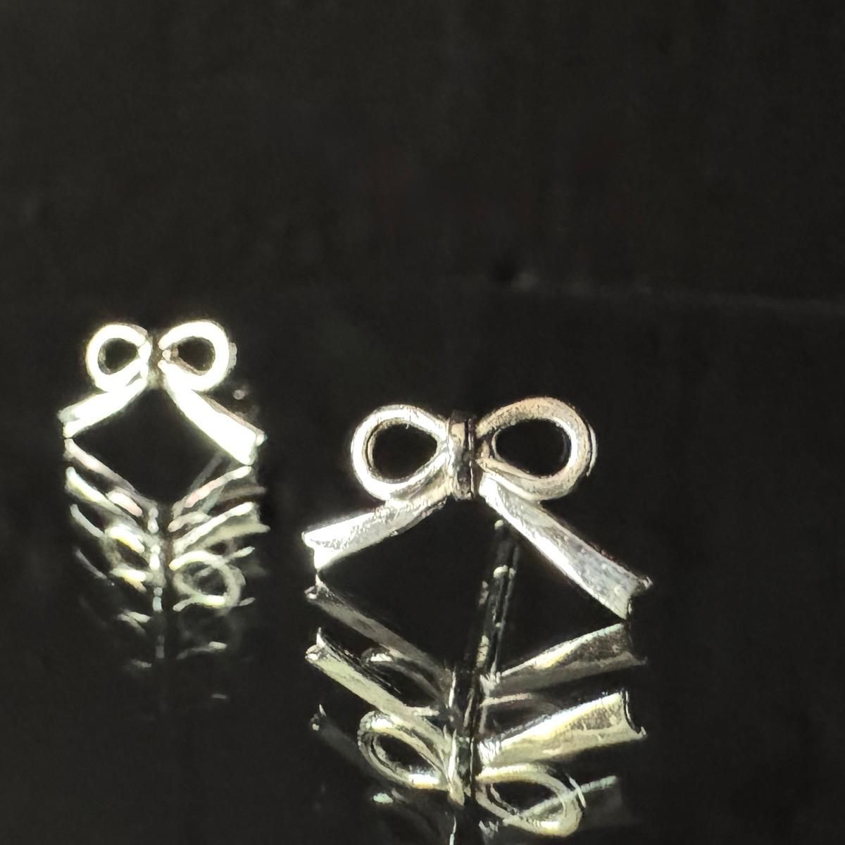 <img class='new_mark_img1' src='https://img.shop-pro.jp/img/new/icons13.gif' style='border:none;display:inline;margin:0px;padding:0px;width:auto;' />momocreatura Tiny bow Stud Earrings Goldʥ⥯ꥢ ˡܥ åԥ С