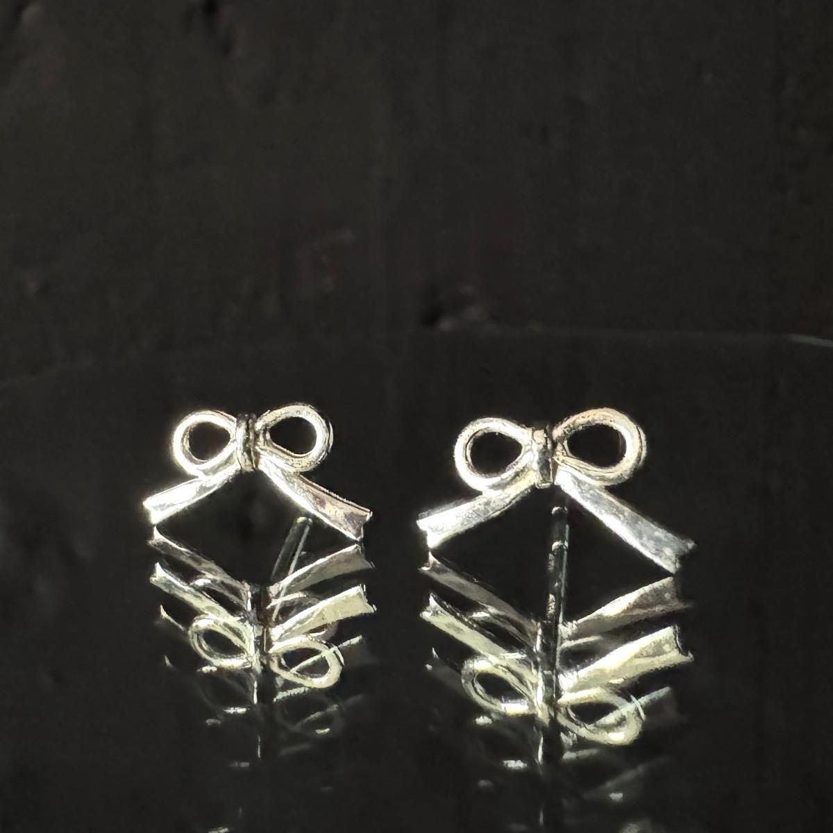 <img class='new_mark_img1' src='https://img.shop-pro.jp/img/new/icons13.gif' style='border:none;display:inline;margin:0px;padding:0px;width:auto;' />momocreatura Tiny bow Stud Earrings Goldʥ⥯ꥢ ˡܥ åԥ С