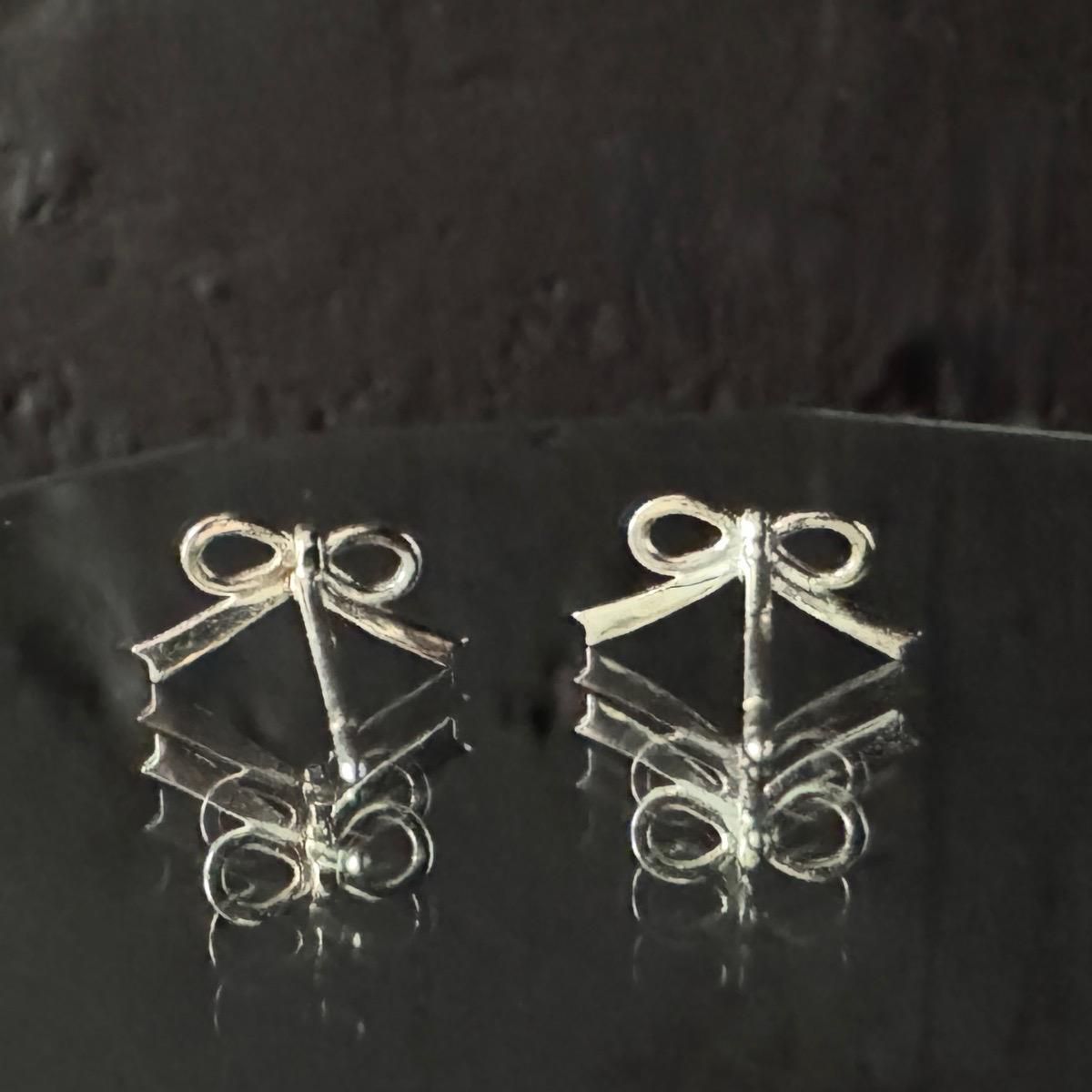 <img class='new_mark_img1' src='https://img.shop-pro.jp/img/new/icons13.gif' style='border:none;display:inline;margin:0px;padding:0px;width:auto;' />momocreatura Tiny bow Stud Earrings Goldʥ⥯ꥢ ˡܥ åԥ С