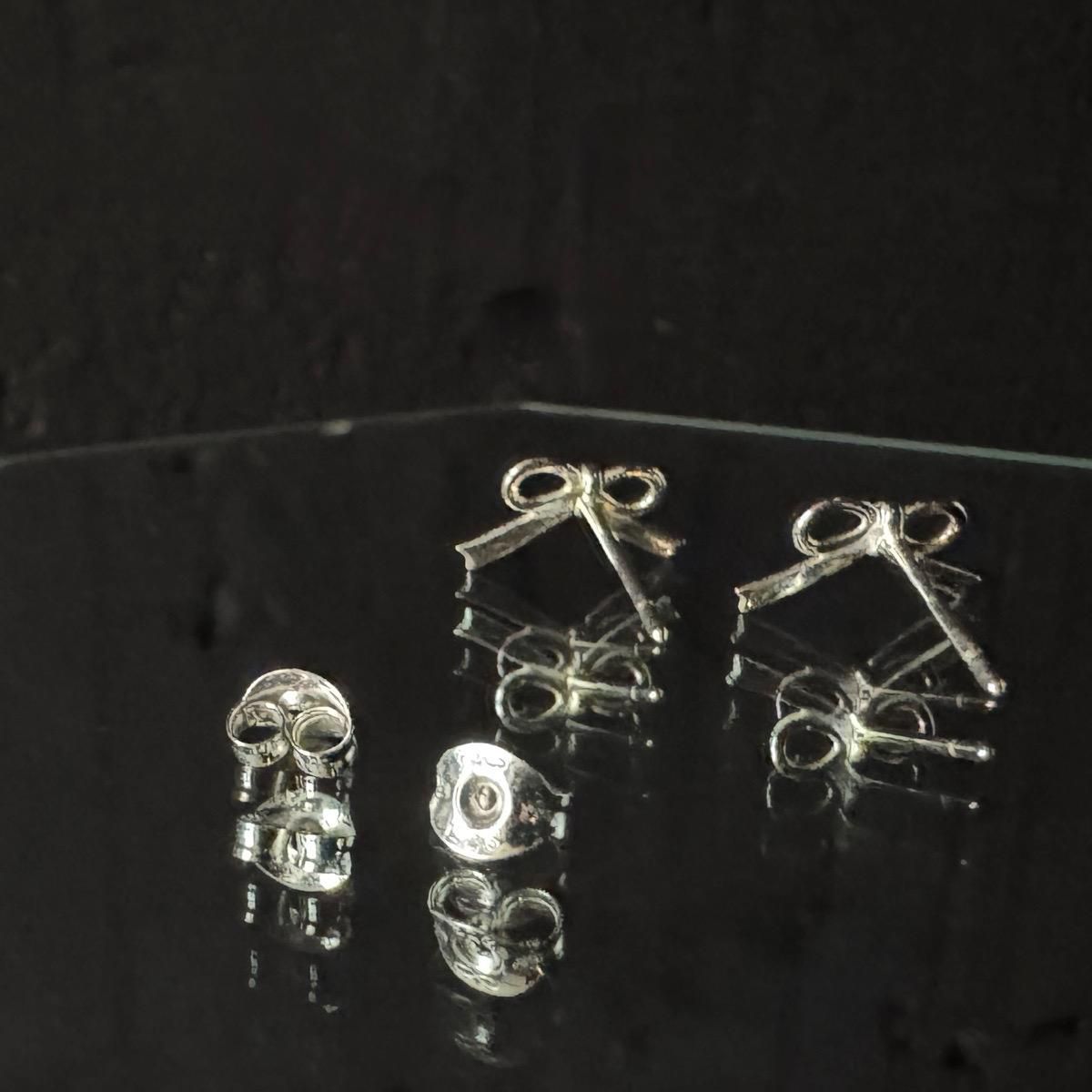 <img class='new_mark_img1' src='https://img.shop-pro.jp/img/new/icons13.gif' style='border:none;display:inline;margin:0px;padding:0px;width:auto;' />momocreatura Tiny bow Stud Earrings Goldʥ⥯ꥢ ˡܥ åԥ С