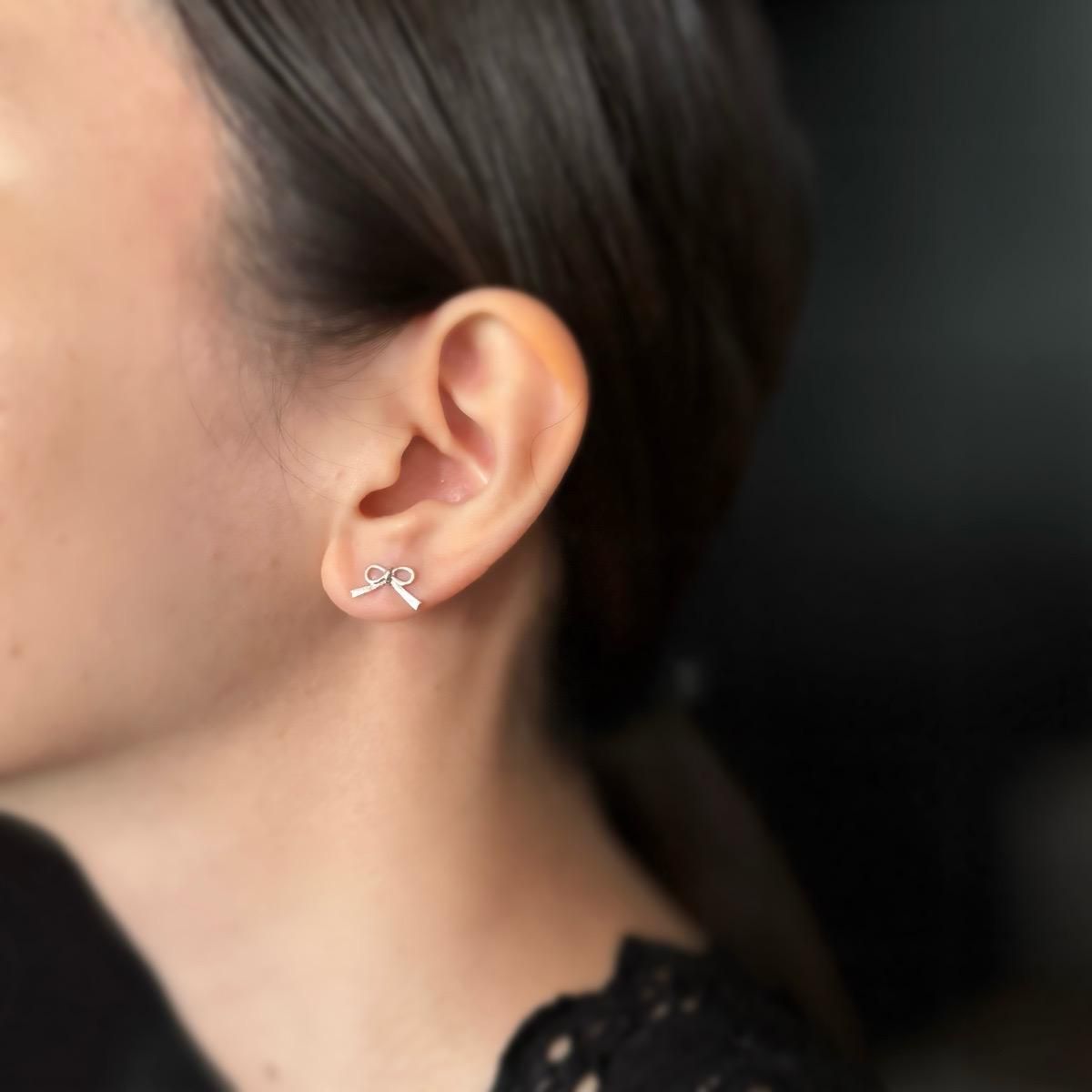 <img class='new_mark_img1' src='https://img.shop-pro.jp/img/new/icons13.gif' style='border:none;display:inline;margin:0px;padding:0px;width:auto;' />momocreatura Tiny bow Stud Earrings Goldʥ⥯ꥢ ˡܥ åԥ С