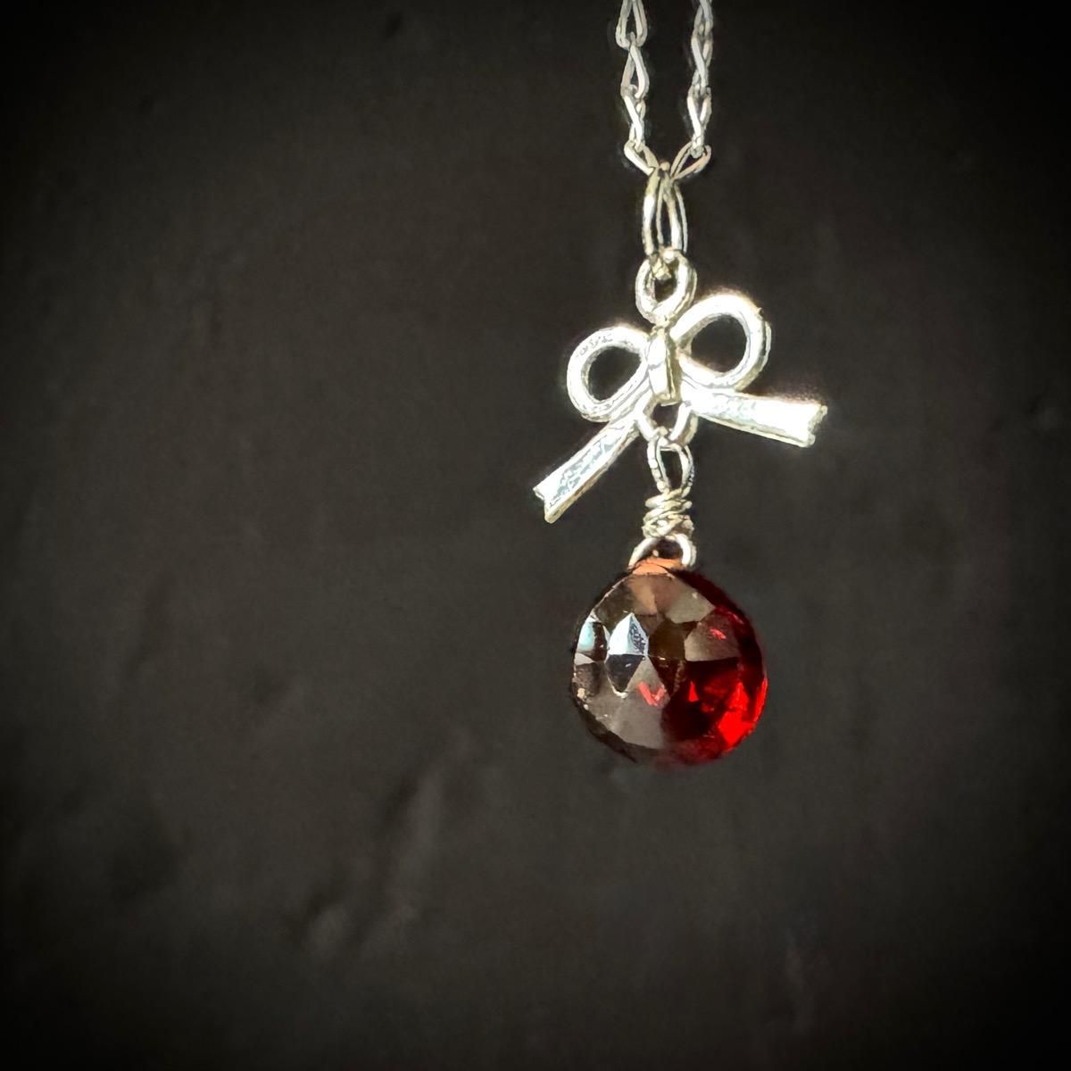<img class='new_mark_img1' src='https://img.shop-pro.jp/img/new/icons13.gif' style='border:none;display:inline;margin:0px;padding:0px;width:auto;' />momocreatura Tiny bow Necklace Silver  Garnetʥ⥯ꥢ ܥ ͥå쥹 Сߥͥåȡ