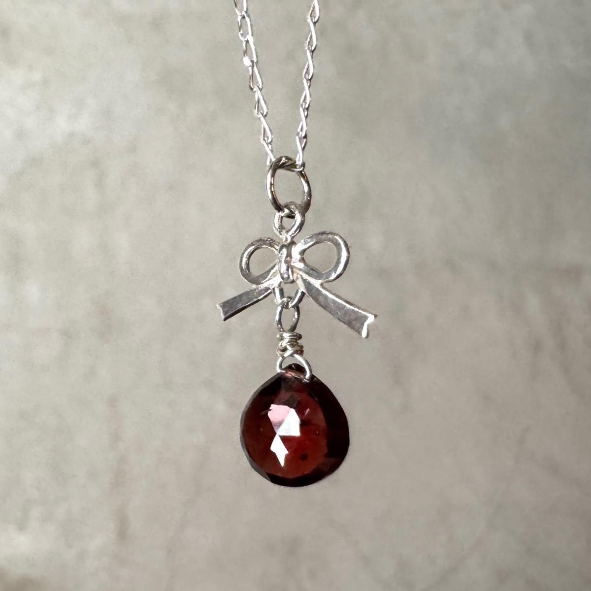 momocreatura Tiny bow Necklace Silver × Garnet（モモクリア