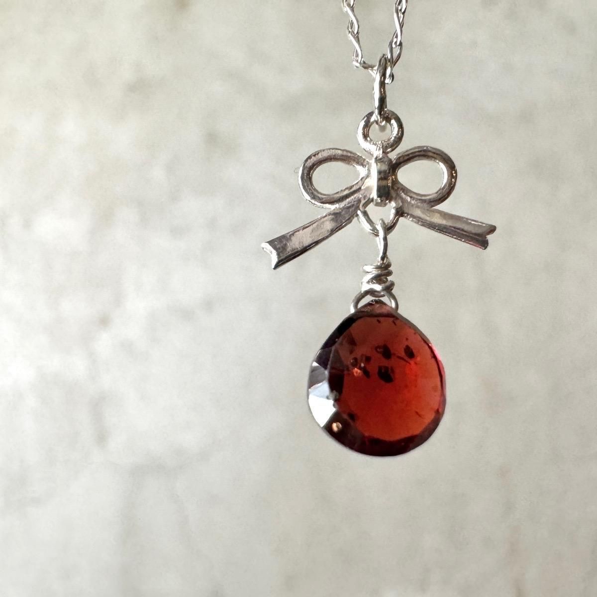 momocreatura Tiny bow Necklace Silver × Garnet（モモクリア