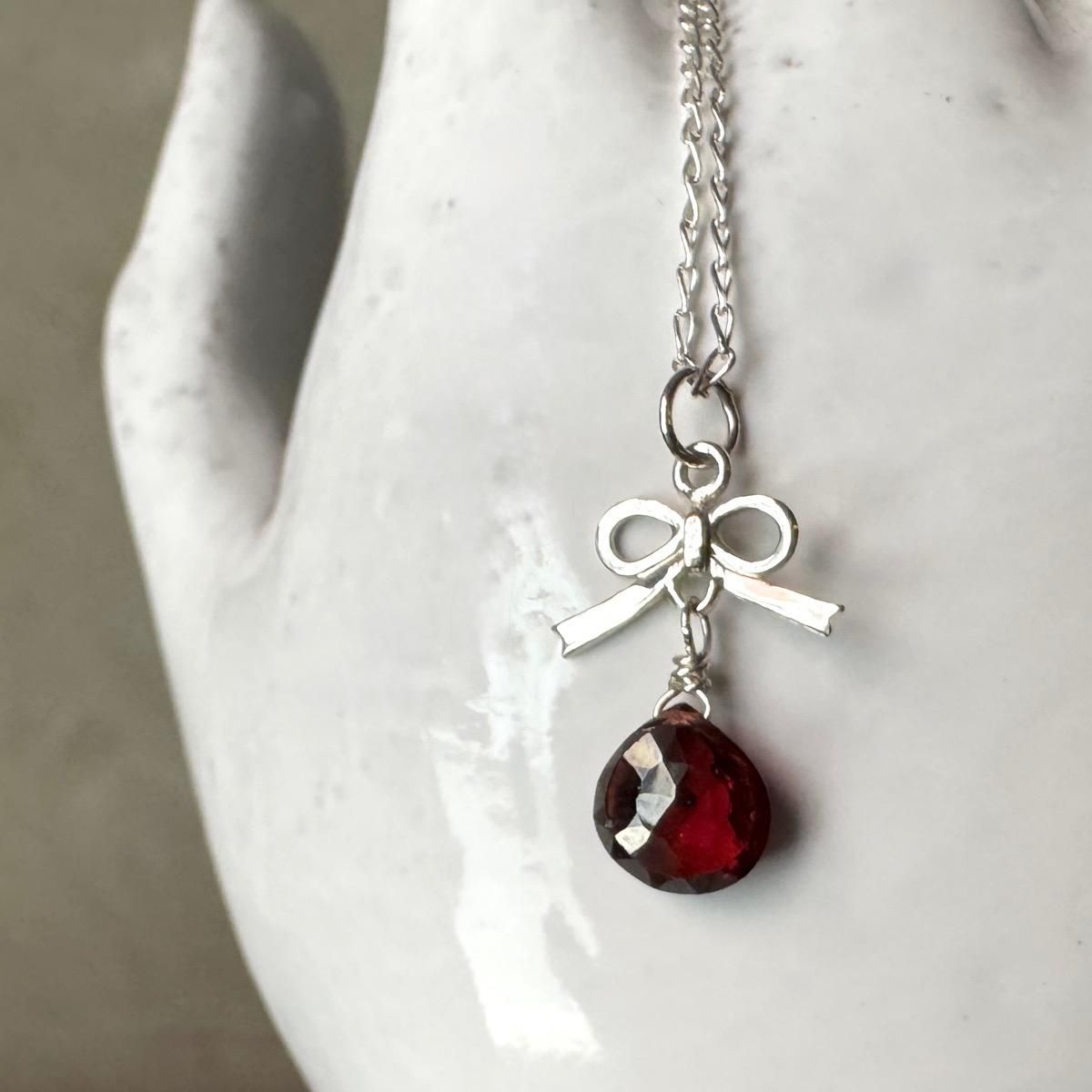 <img class='new_mark_img1' src='https://img.shop-pro.jp/img/new/icons13.gif' style='border:none;display:inline;margin:0px;padding:0px;width:auto;' />momocreatura Tiny bow Necklace Silver  Garnetʥ⥯ꥢ ܥ ͥå쥹 Сߥͥåȡ